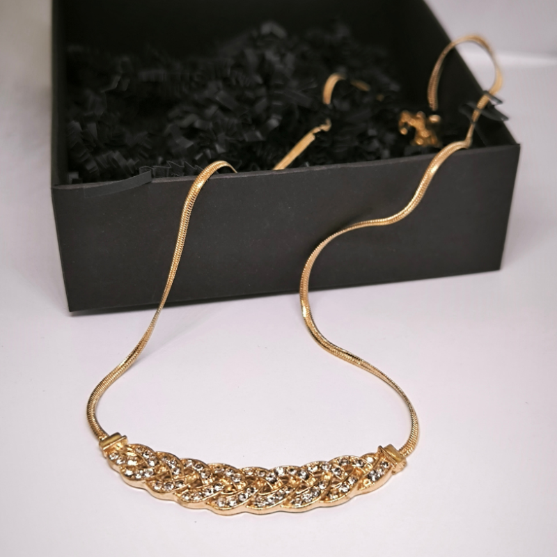 Kristallidega punutise kujuline kaelakee