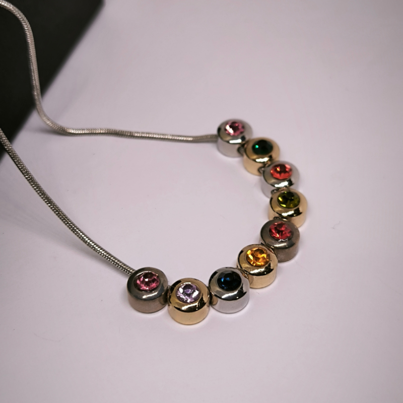 Originaalne kaelakee kristallidega