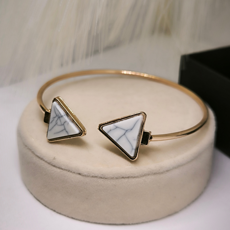 Kuldse värviga käevõrud "Kolmnurgad"