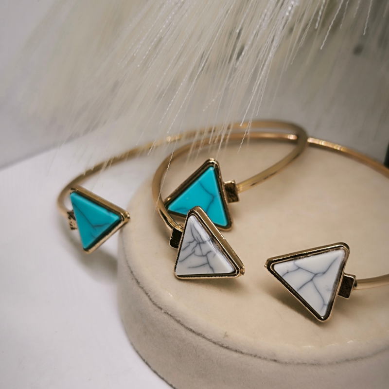 Kuldse värviga käevõrud "Kolmnurgad"