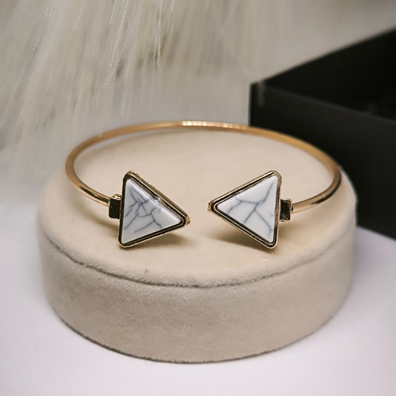 Kuldse värviga käevõrud "Kolmnurgad"