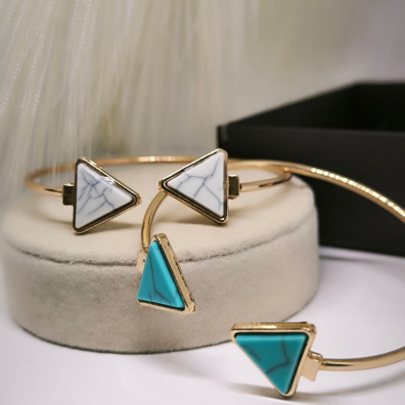 Kuldse värviga käevõrud "Kolmnurgad"