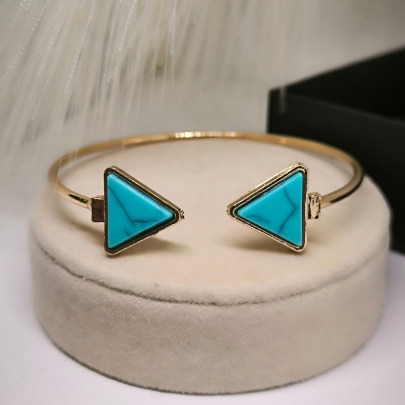 Kuldse värviga käevõrud "Kolmnurgad"