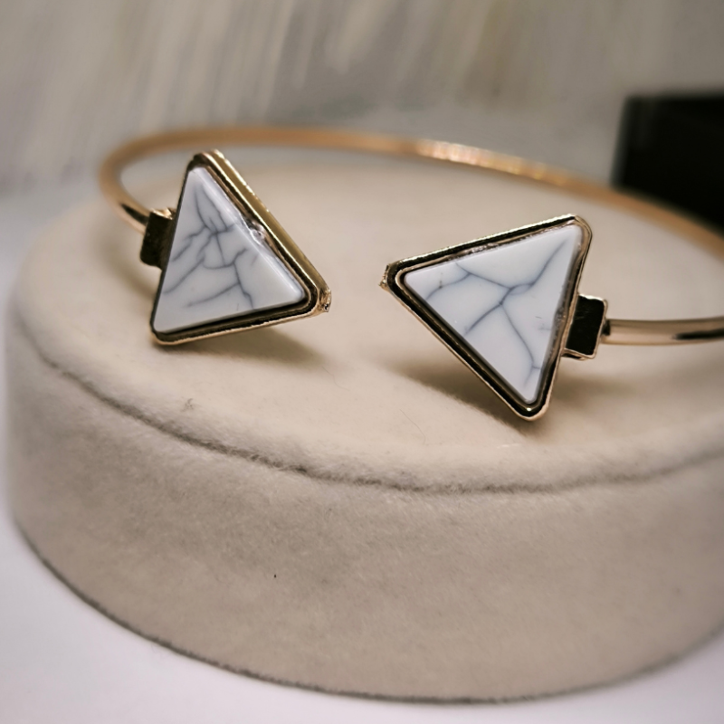 Kuldse värviga käevõrud "Kolmnurgad"