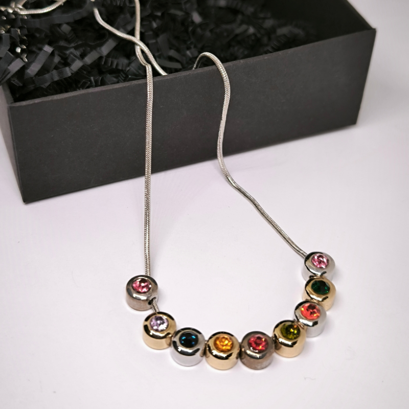 Originaalne kaelakee kristallidega