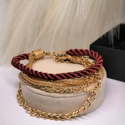 Erinevat värvi naiste käevõru