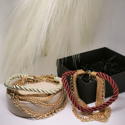 Erinevat värvi naiste käevõru