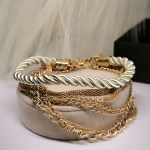 Erinevat värvi naiste käevõru