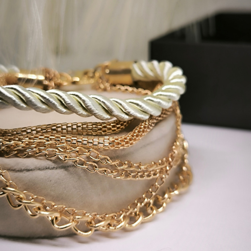 Erinevat värvi naiste käevõru