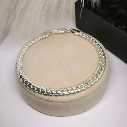 Minimalistlikus stiilis hõbedane käevõru