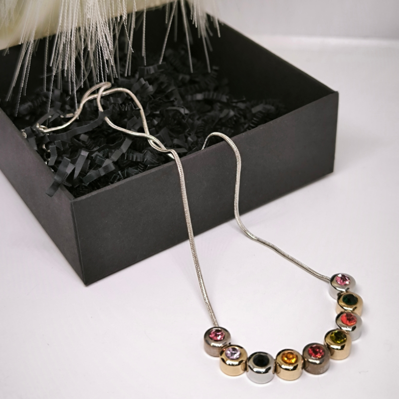 Originaalne kaelakee kristallidega