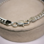 Minimalistlikus stiilis hõbedane käevõru