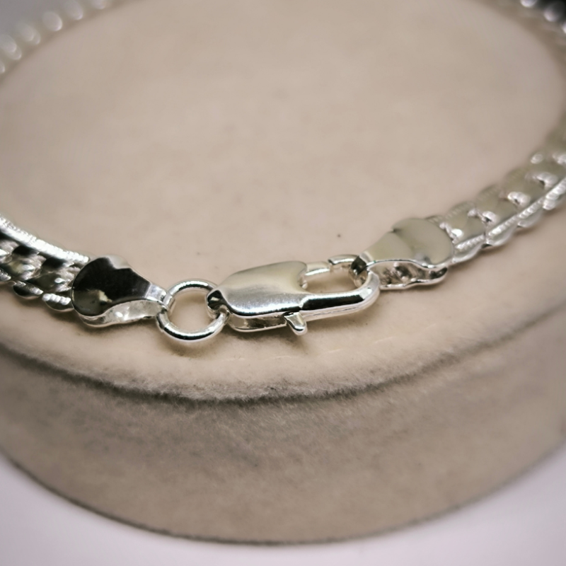 Minimalistlikus stiilis hõbedane käevõru