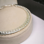 Minimalistlikus stiilis hõbedane käevõru