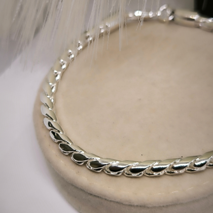 Nöörikujuline käevõru