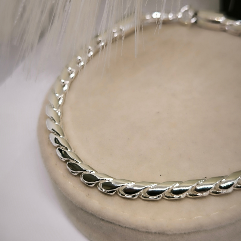 Nöörikujuline käevõru