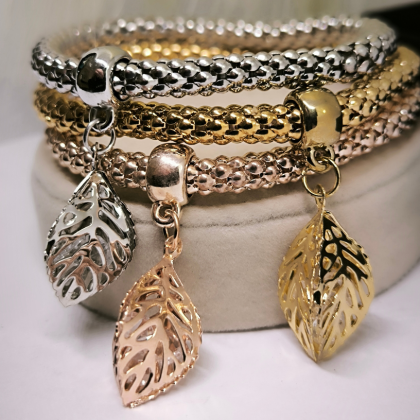 Stiilsete käevõrude komplekt lehekujulise ripatsiga