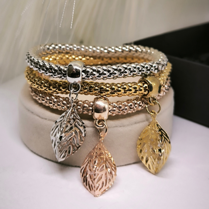 Stiilsete käevõrude komplekt lehekujulise ripatsiga