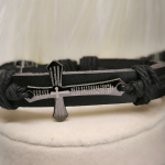 Nahast meeste käevõru ristielemendiga