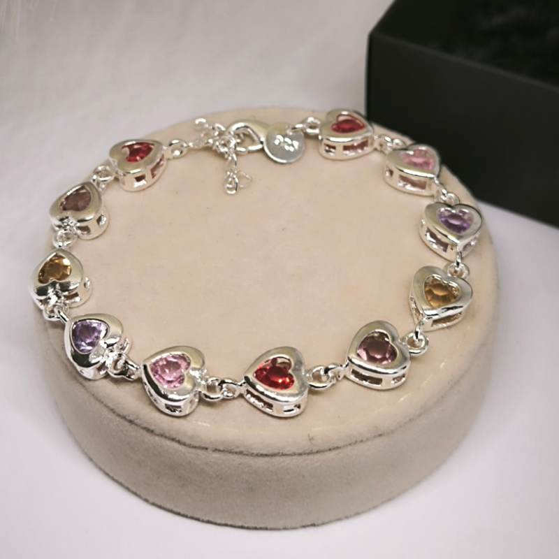 Südamekestega kaunistatud naiste käevõru