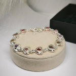 Südamekestega kaunistatud naiste käevõru