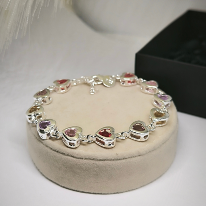 Südamekestega kaunistatud naiste käevõru