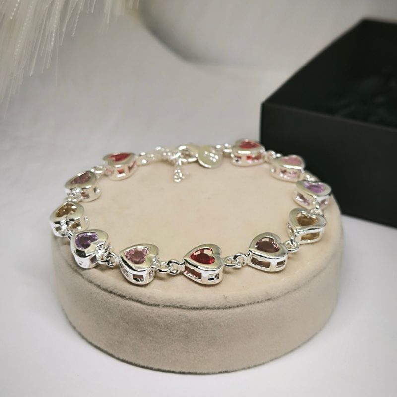 Südamekestega kaunistatud naiste käevõru