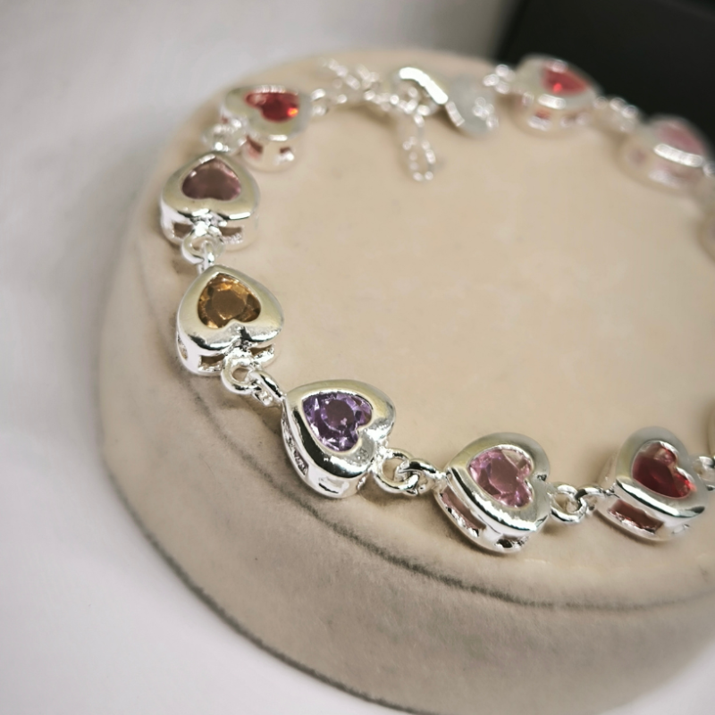 Südamekestega kaunistatud naiste käevõru