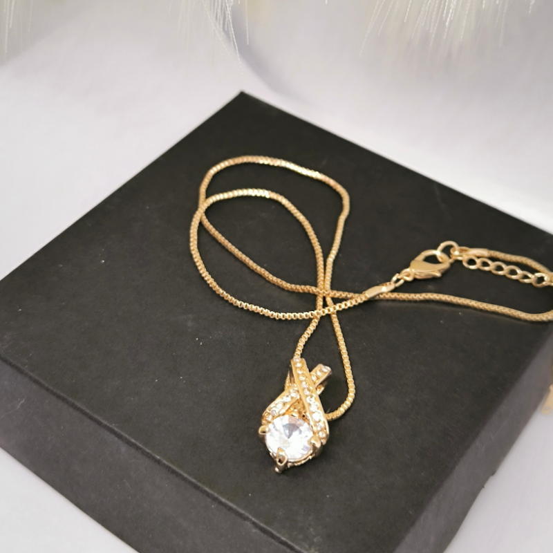 Moodne, võluv kaelakee tsirkooniga