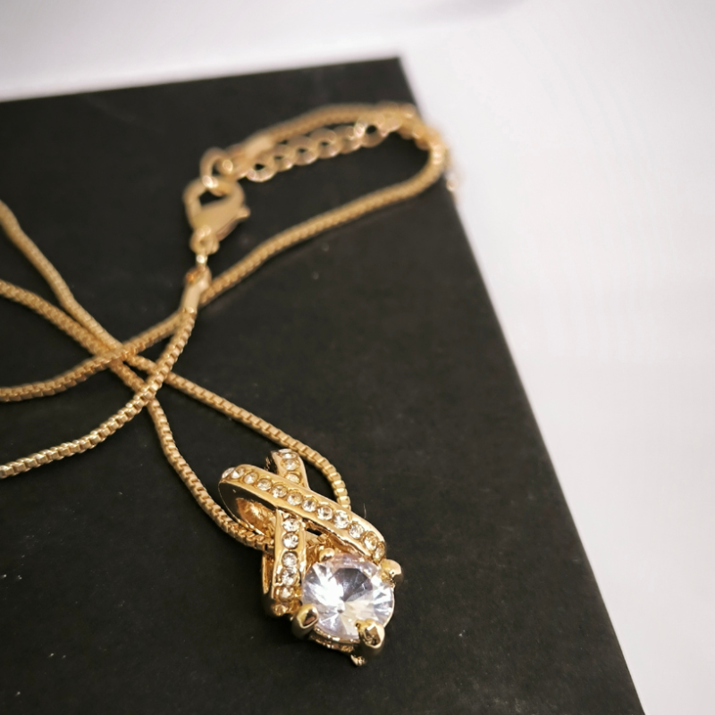 Moodne, võluv kaelakee tsirkooniga