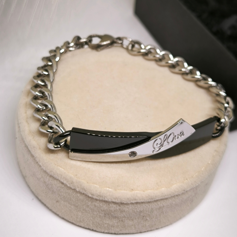 Käevõrude komplekt paarile "Love"