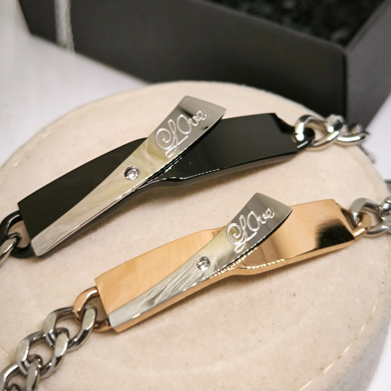 Käevõrude komplekt paarile "Love"