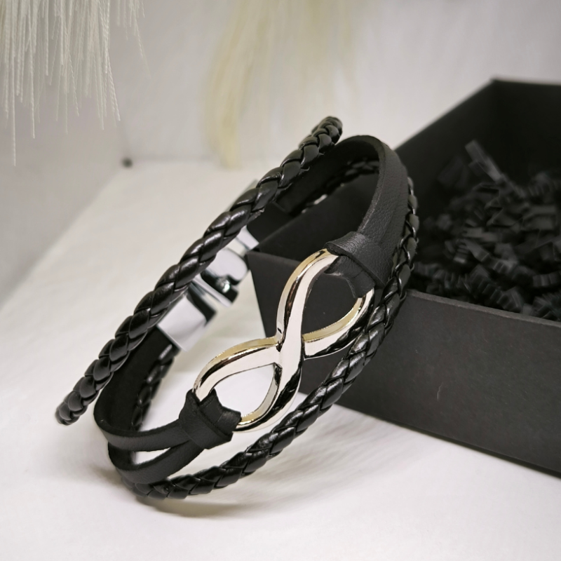 Hästi sobivate nahast käevõrude komplekt paaridele