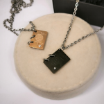 Eriti silmapaistev kaelakee kingitus paarile