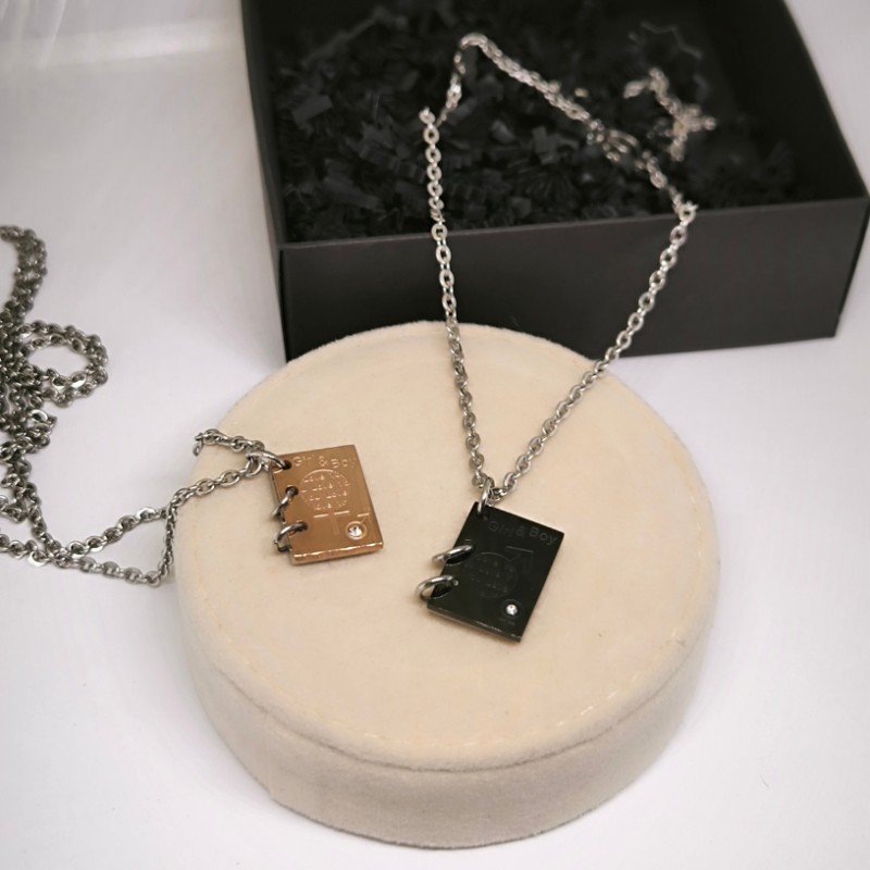 Eriti silmapaistev kaelakee kingitus paarile