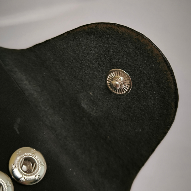 Looduslikust nahast must kaarditasku "Bovis"