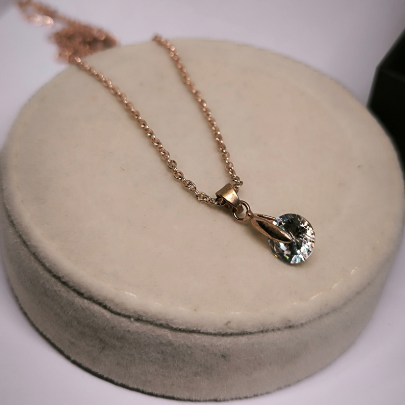 Stiilne ja peen aksessuaaride komplekt