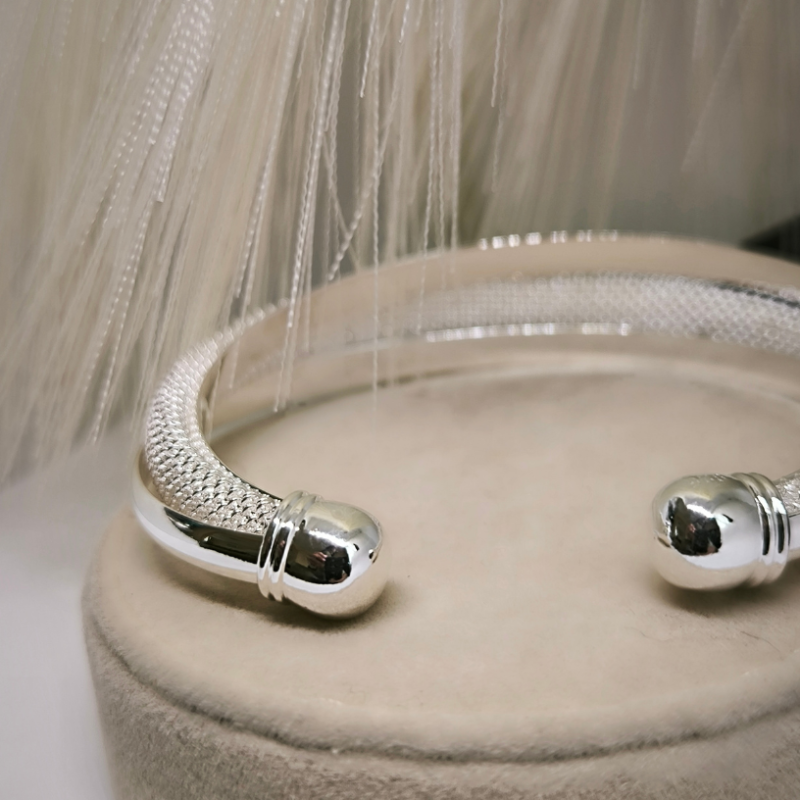 Eksklusiivse disainiga QiLeSen käevõru