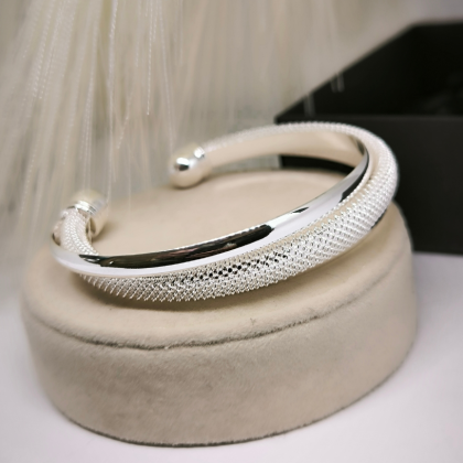 Eksklusiivse disainiga QiLeSen käevõru