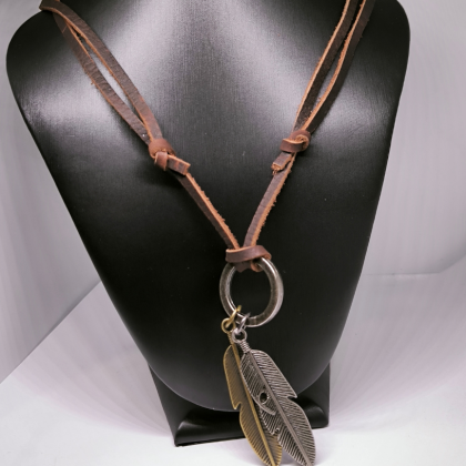 Bohho stiilis sulgedega kaelakee