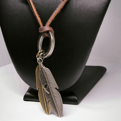 Bohho stiilis sulgedega kaelakee