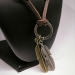 Bohho stiilis sulgedega kaelakee