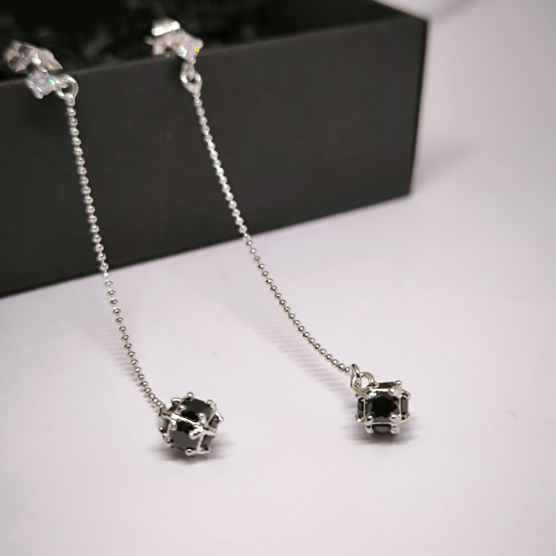 Minimalistliku disainiga pikad kõrvarõngad