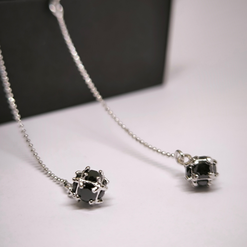 Minimalistliku disainiga pikad kõrvarõngad