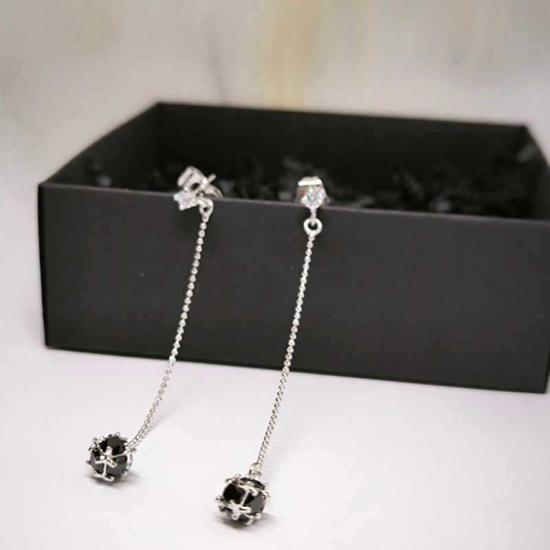 Minimalistliku disainiga pikad kõrvarõngad