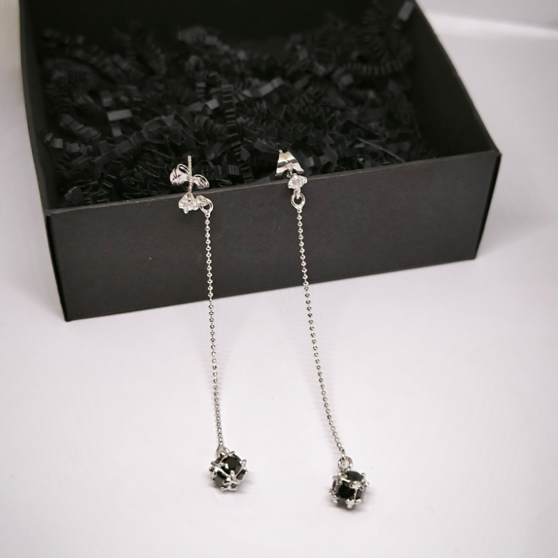 Minimalistliku disainiga pikad kõrvarõngad