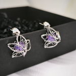 Tsirkoonkiviga lilleõie kujulised kõrvarõngad