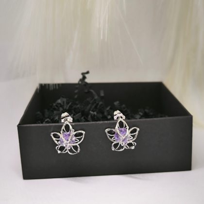 Tsirkoonkiviga lilleõie kujulised kõrvarõngad