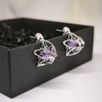 Tsirkoonkiviga lilleõie kujulised kõrvarõngad