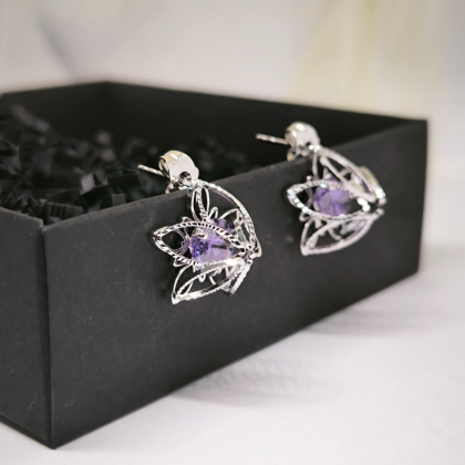 Tsirkoonkiviga lilleõie kujulised kõrvarõngad